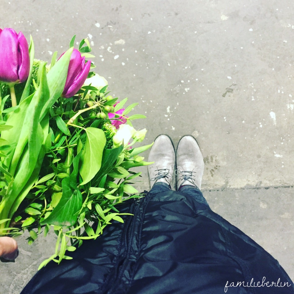 Blumen, Bahnsteig, Schuhe, Warten