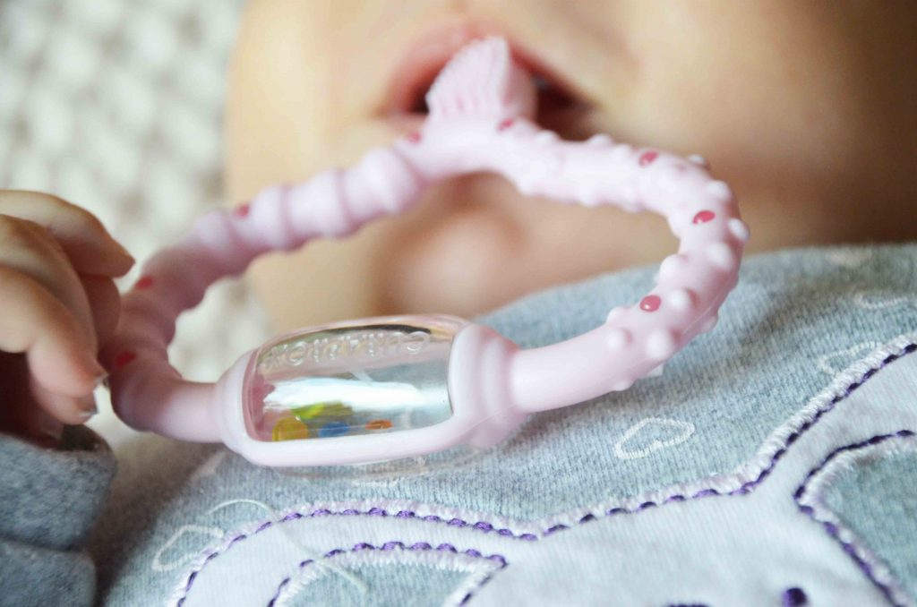 Babys Zähne kriegen, Zahnen Baby, Was tun bei ersten Zähnen, kleine Beißringe, leichte Zahungshilfe, biofunktionale Zahnbürste, curaprox