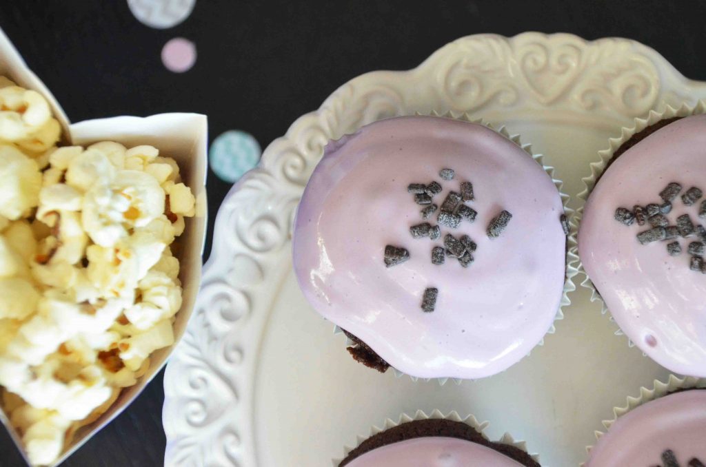 Schoko-Cupcakes, Lila Kindergeburtstag, Geburtstagsfeier, Rezept Cupcakes, buntes Frosting, Frischkäsetopping, Dekoration, Popcorn