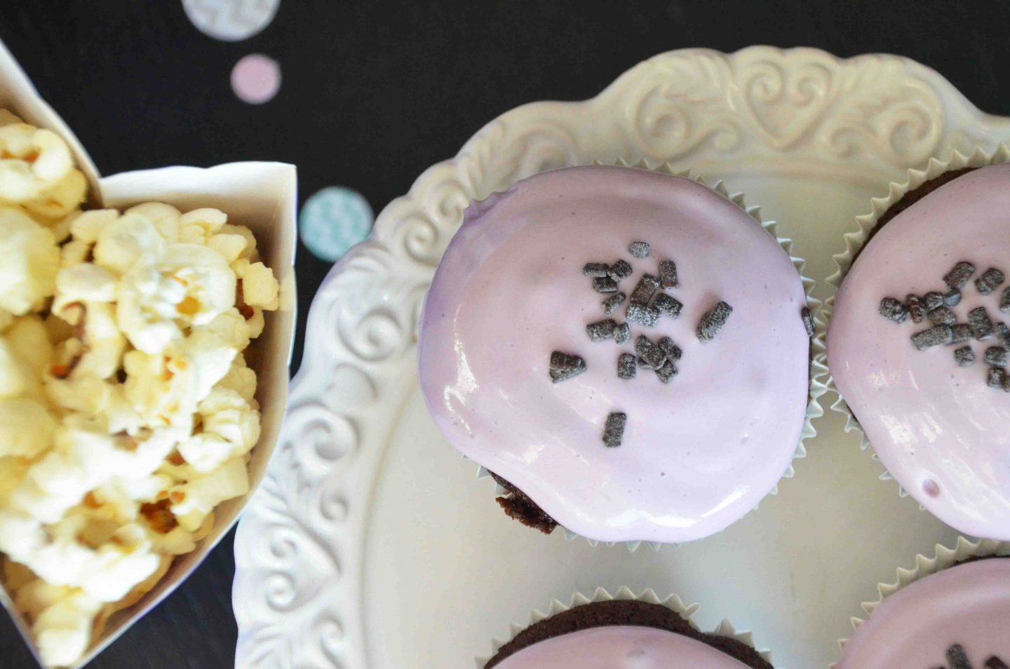 Unser lila Kindergeburtstag mit saftigen Schoko-Cupcakes