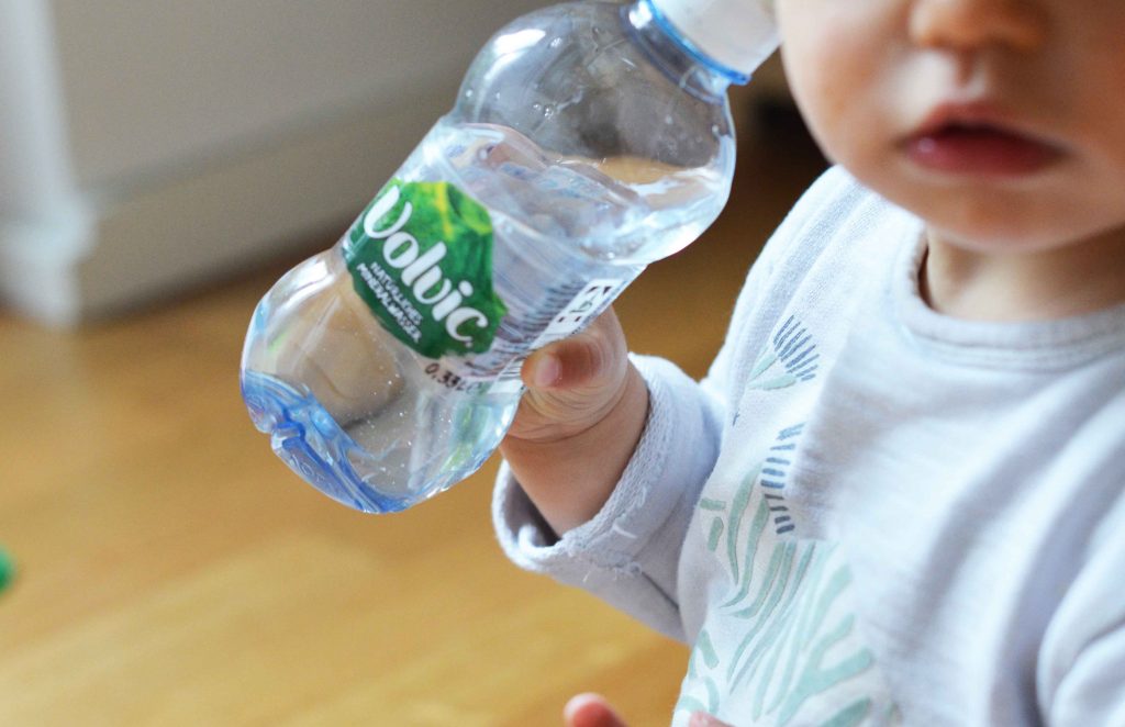 Wasser trinken mit Kindern