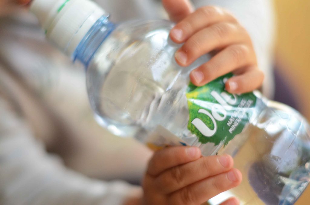 Wasser trinken mit Kindern, Wasser statt Saft, ungesüsste Getränke, Wasserhaushalt, Trinken mit Baby, Tipps und Tricks Trinken