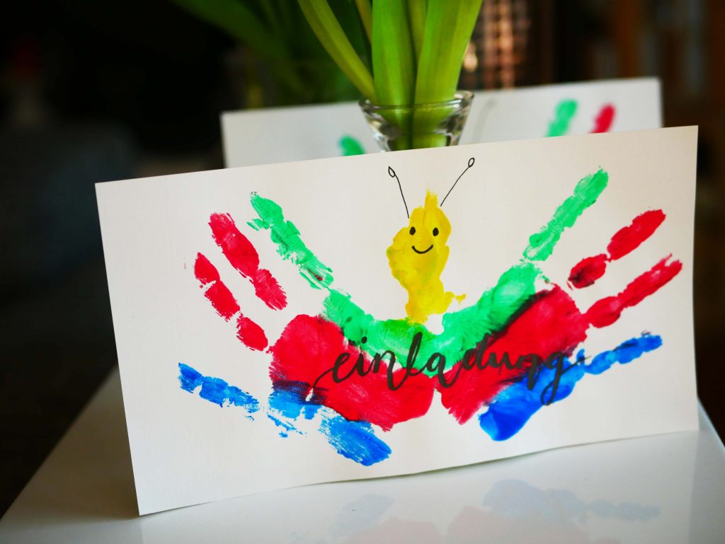 Schmetterlingsparty zum Kindergeburtstag: Schnelle EInladungen zum Kindergeburtstag selber machen dank Handabdrücken und etwas Phantasie.