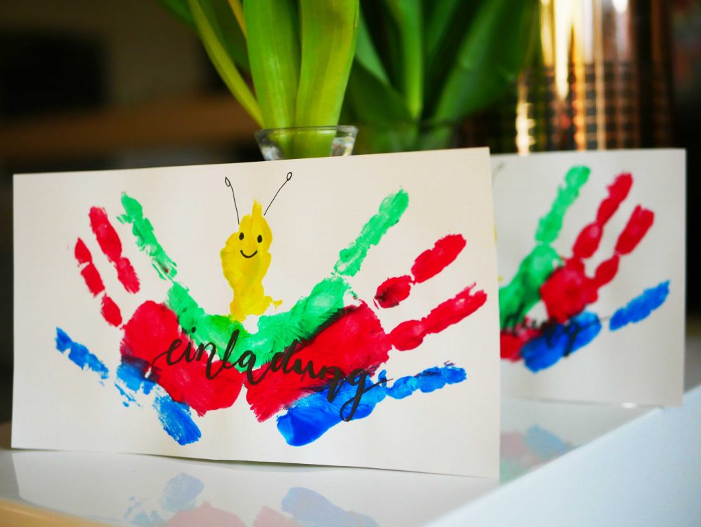 Schmetterlingsparty zum Kindergeburtstag: Schnelle EInladungen zum Kindergeburtstag selber machen dank Handabdrücken und etwas Phantasie. 