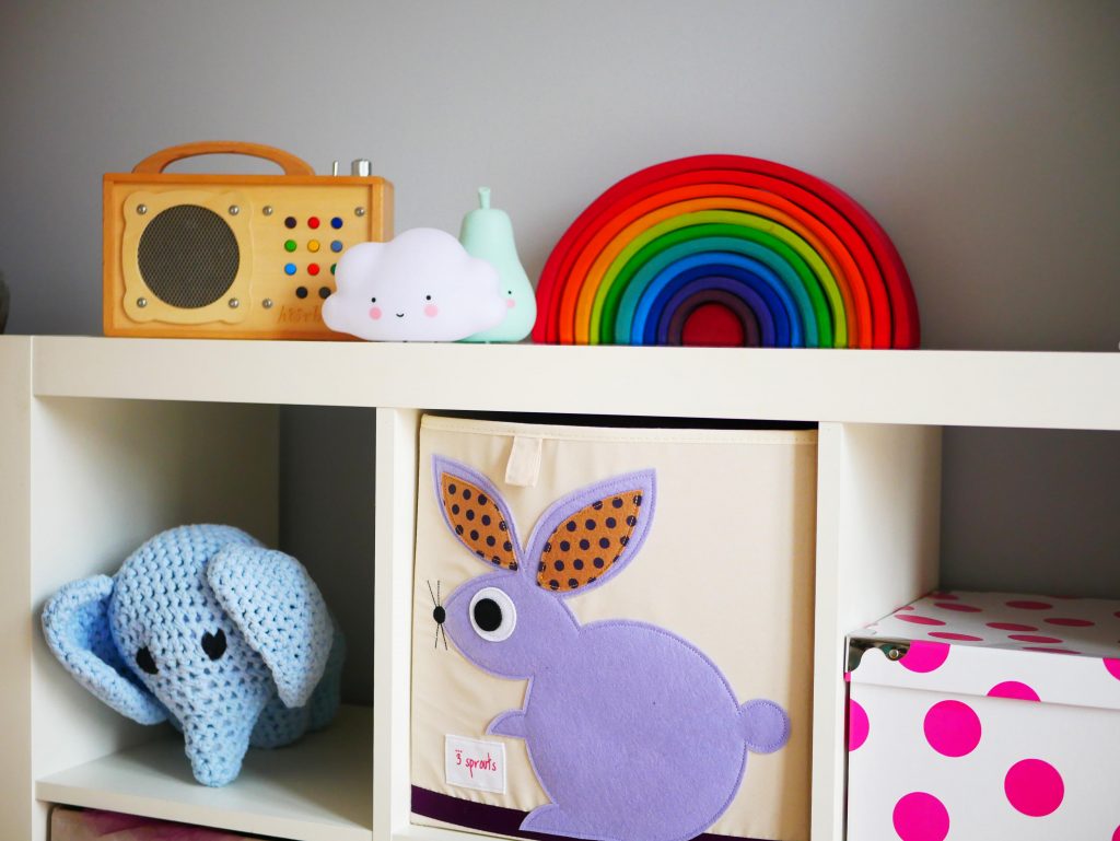 Ein gemeinsames Zimmer für Geschwister: kindgerechte Einrichtungs- und Dekoideen. Jedes Kind kommt an sein Spielzeug und kann selbstbestimmt spielen